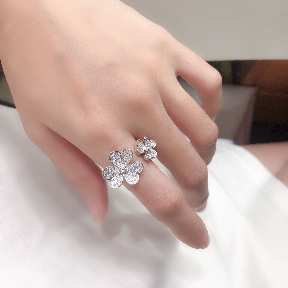 Frivole Between the Finger Diamond Ring