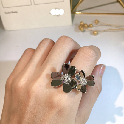 Frivole Between the Finger Ring