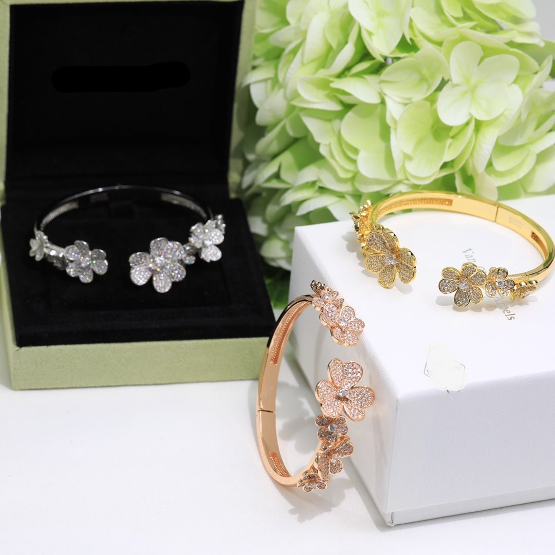 Frivole 7 Flowers Diamonds Open Bracelet