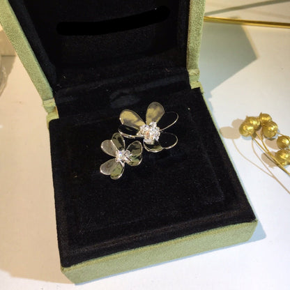 Frivole Between the Finger Ring