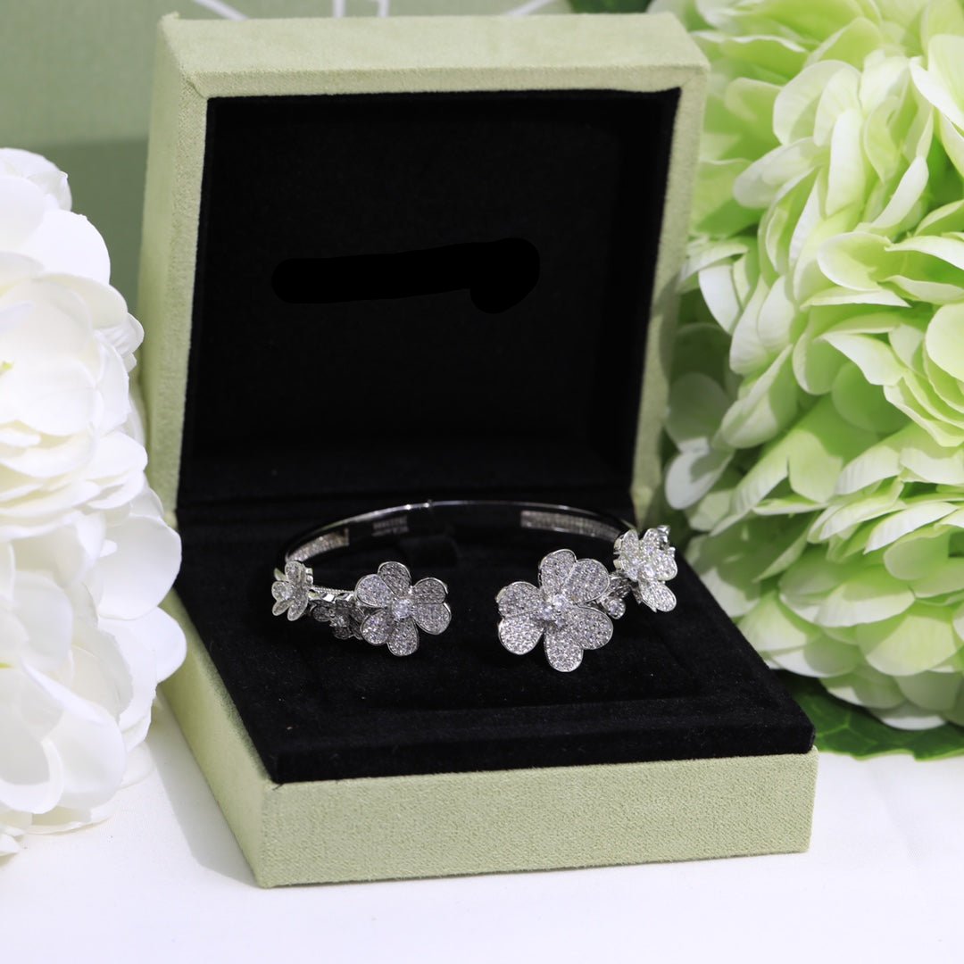 Frivole 7 Flowers Diamonds Open Bracelet